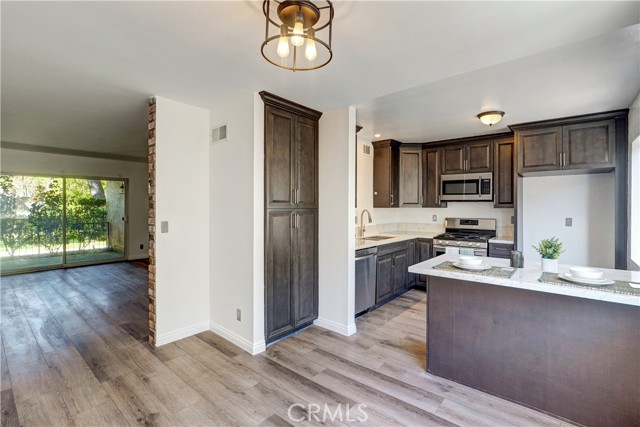 Detail Gallery Image 7 of 25 For 7809 N via Foggia, Burbank,  CA 91504 - 2 Beds | 3 Baths