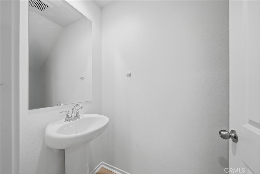 https://media.crmls.org/medias/943b8eff-f5f0-4d2c-82f2-ba03874167f4.jpg?preset=X-Large