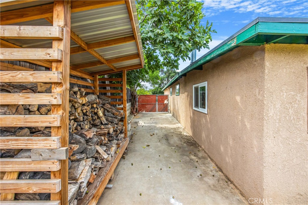 https://media.crmls.org/medias/943c1898-8983-4448-9cf6-45ee94345dc4.jpg?preset=X-Large