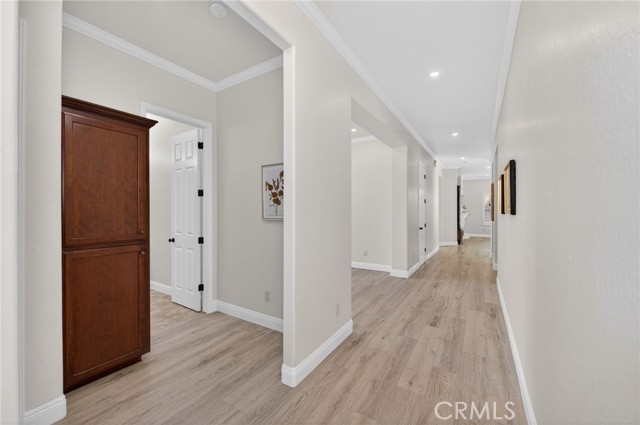 Detail Gallery Image 8 of 44 For 1563 E via Mirasol, Fresno,  CA 93730 - 4 Beds | 3 Baths