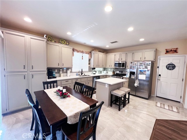 Detail Gallery Image 8 of 23 For 28303 Sycamore Dr, Saugus,  CA 91350 - 3 Beds | 2/1 Baths
