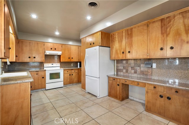 Detail Gallery Image 8 of 45 For 3245 Vista Way, Hemet,  CA 92544 - 4 Beds | 3/1 Baths