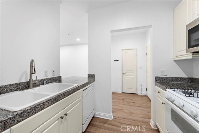 Detail Gallery Image 5 of 22 For 3131 Watermarke Pl, Irvine,  CA 92612 - 1 Beds | 1 Baths