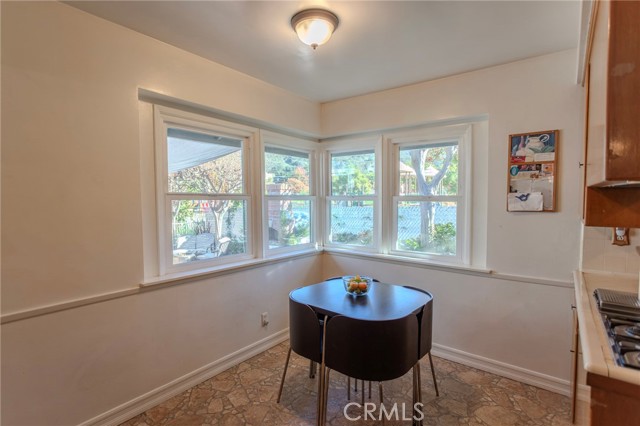 Detail Gallery Image 16 of 26 For 1724 Sombra Dr, Glendale,  CA 91208 - 3 Beds | 2 Baths