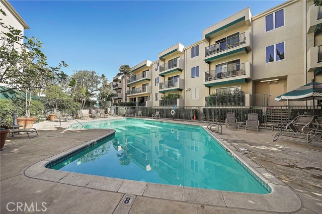 Detail Gallery Image 3 of 13 For 4501 Cedros Ave #218,  Sherman Oaks,  CA 91403 - 3 Beds | 3 Baths