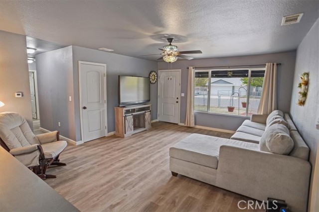 Detail Gallery Image 2 of 14 For 40287 Fieldspring, Palmdale,  CA 93591 - 4 Beds | 2 Baths