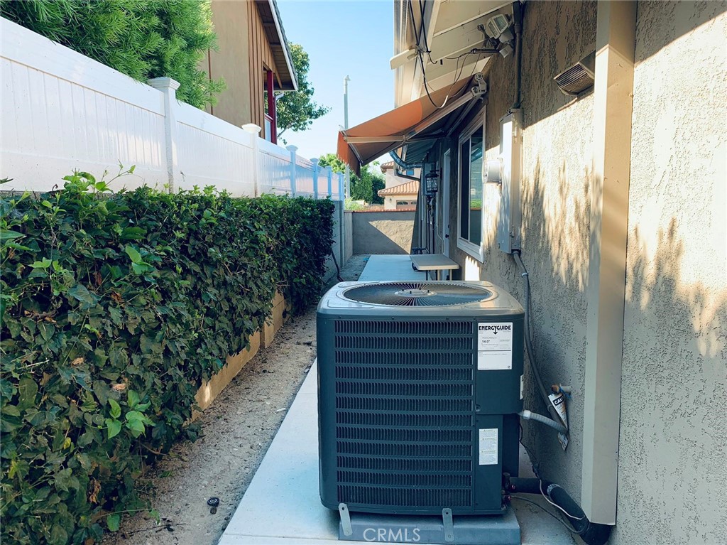 https://media.crmls.org/medias/9447dad6-93a4-46cf-b83b-eedff5367de6.jpg?preset=X-Large