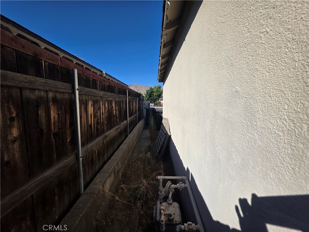 https://media.crmls.org/medias/94480e5b-6771-44a3-87e2-6d36828c83db.jpg?preset=X-Large