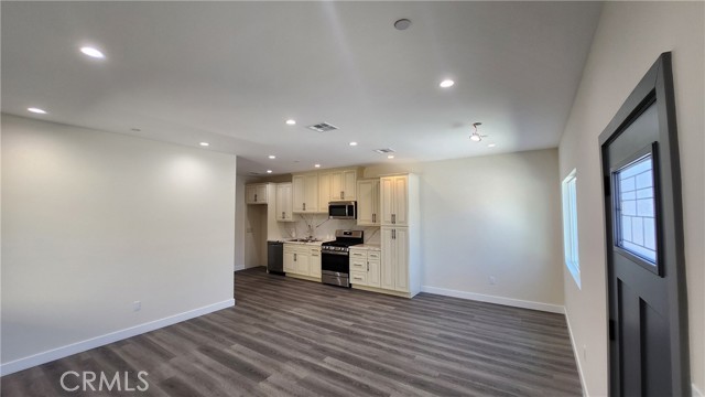 Detail Gallery Image 12 of 35 For 14629 Brand Bld, –,  CA 91345 - 2 Beds | 2 Baths