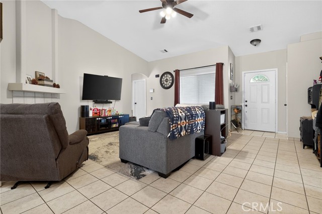 Detail Gallery Image 9 of 29 For 1133 Summer Field, Hanford,  CA 93230 - 3 Beds | 2 Baths