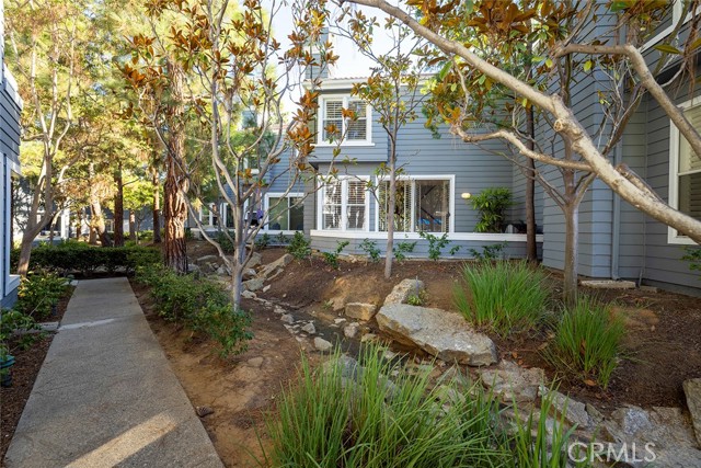 Detail Gallery Image 12 of 18 For 154 Woodburne, Newport Beach,  CA 92660 - 3 Beds | 3 Baths