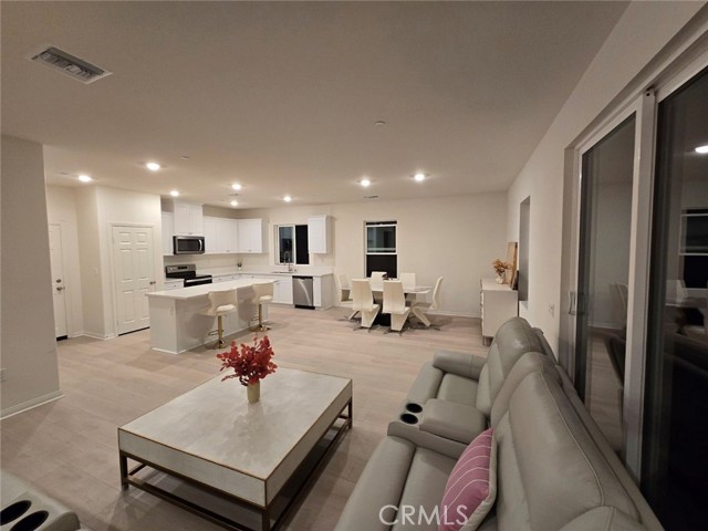 Detail Gallery Image 12 of 61 For 19427 Seeding Palace Circle, Riverside,  CA 92507 - 7 Beds | 3 Baths