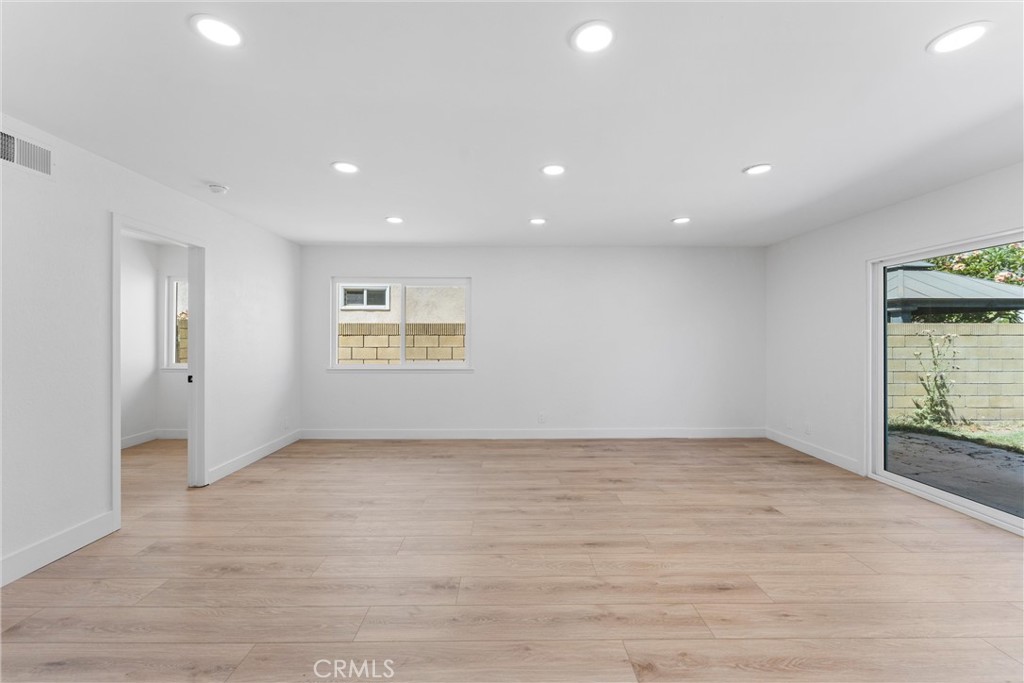 https://media.crmls.org/medias/945431ac-b9ab-4874-8e0a-589a70e08265.jpg?preset=X-Large