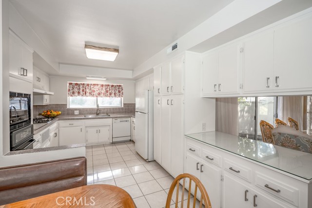 19443 Superior Street, Northridge CA: https://media.crmls.org/medias/9454bb73-6fa5-43a5-9de4-dfde165babbd.jpg