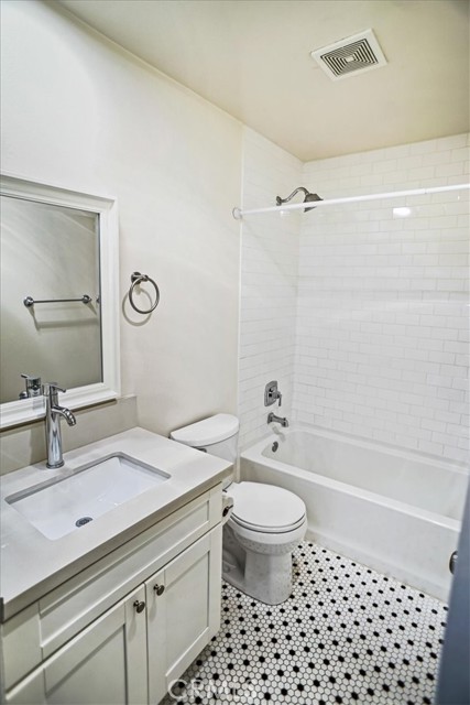 Detail Gallery Image 5 of 11 For 4000 W Victory Bld #104,  Burbank,  CA 91505 - 2 Beds | 2 Baths