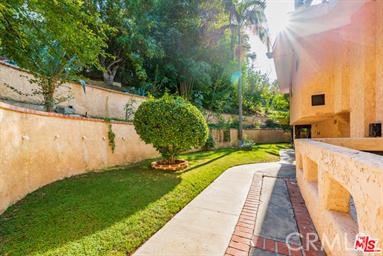 3540 N Knoll Drive, Los Angeles CA: https://media.crmls.org/medias/9457086a-5996-4e35-a5eb-02fe952b7125.jpg