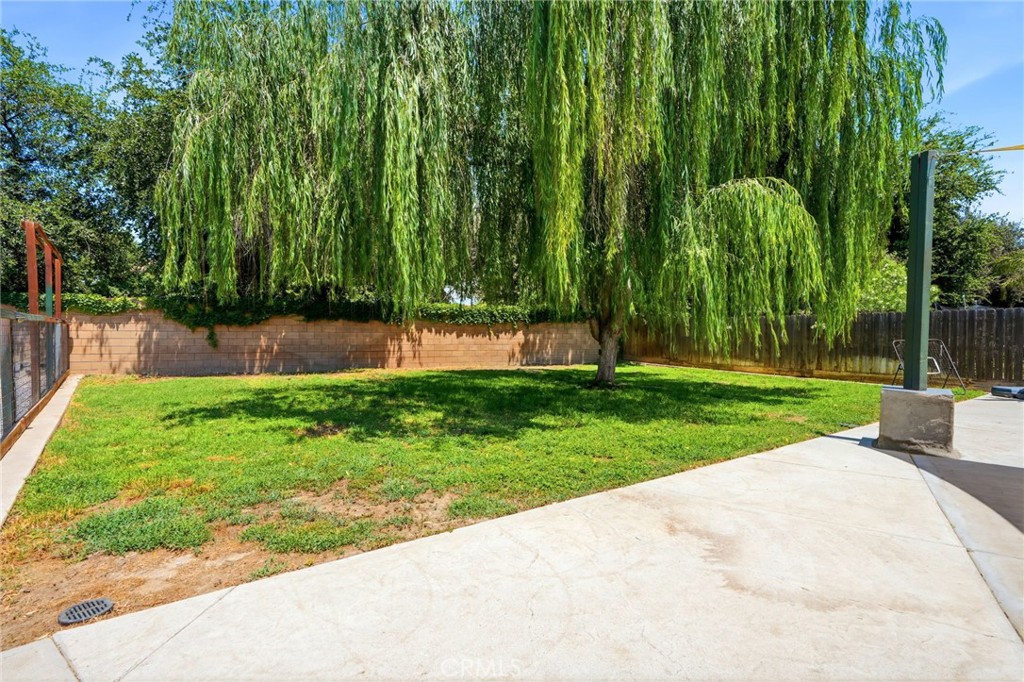 https://media.crmls.org/medias/945742ff-9cee-4156-aa15-6f202bb4bce8.jpg?preset=X-Large