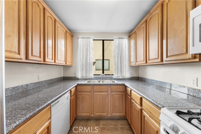 Detail Gallery Image 13 of 52 For 21054 Parthenia #11,  Canoga Park,  CA 91304 - 3 Beds | 3 Baths