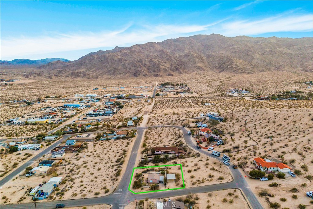 https://media.crmls.org/medias/945e59ad-bac9-4a96-aea2-d49164bed195.jpg?preset=X-Large