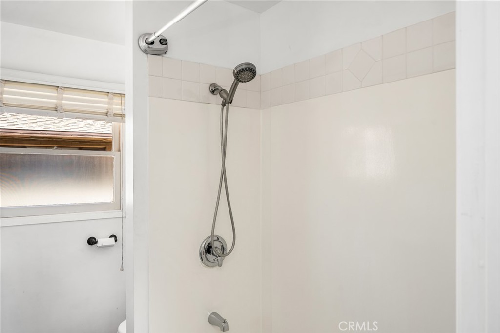 https://media.crmls.org/medias/945ee765-77e9-46e6-a4e6-9745498ec9c7.jpg?preset=X-Large