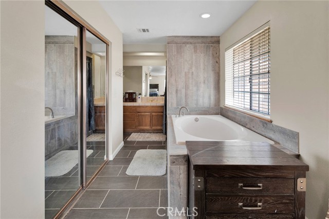 25733 Roundup Way, Apple Valley CA: https://media.crmls.org/medias/945f174e-58b0-4355-9269-6f049f08e3e0.jpg