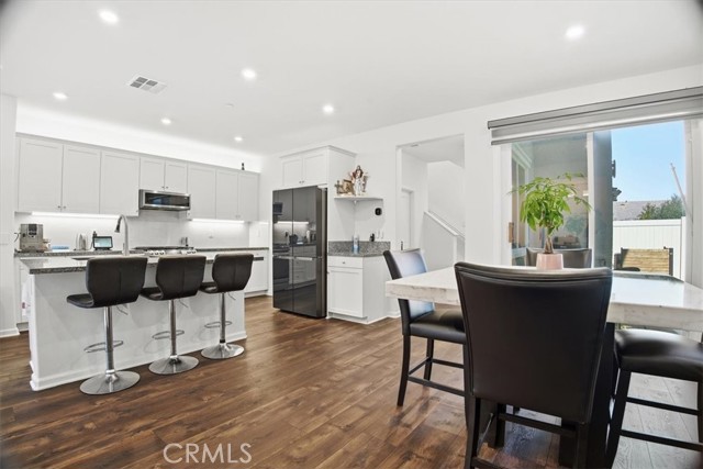 Detail Gallery Image 4 of 38 For 240 Tavern Creek, Palmdale,  CA 93551 - 3 Beds | 3 Baths