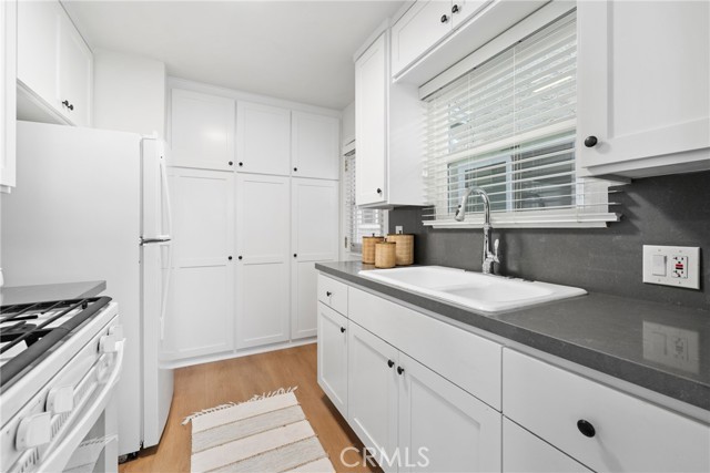 Detail Gallery Image 5 of 31 For 502 36th a,  Newport Beach,  CA 92663 - 2 Beds | 2 Baths