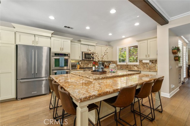 14131 Apple Grove Court, Eastvale CA: https://media.crmls.org/medias/946298c4-81d4-4995-8b50-96c1a71c950c.jpg