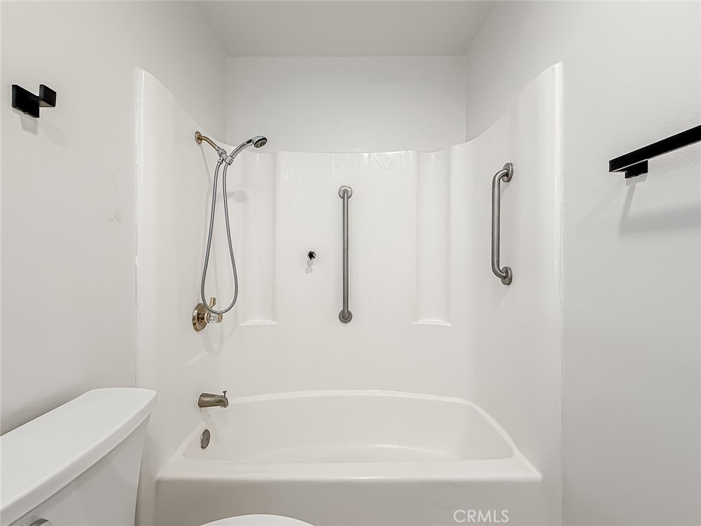 https://media.crmls.org/medias/94657706-05f2-4ad8-bbad-28549bd614ee.jpg?preset=X-Large