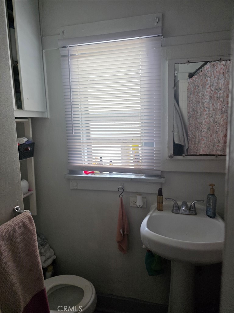 https://media.crmls.org/medias/9467c054-cb0b-4017-8db4-dd98fb15d0c9.jpg?preset=X-Large