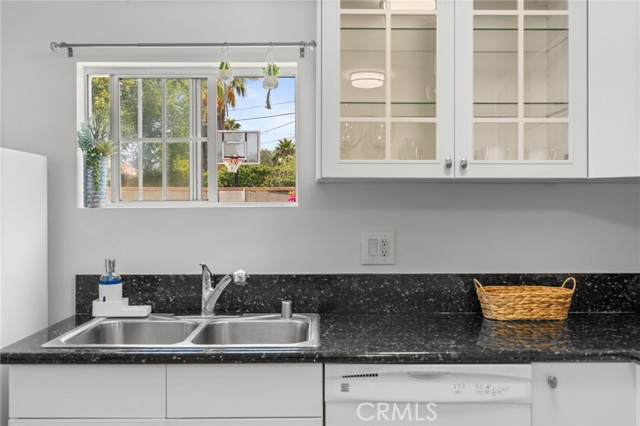 1820 N Avon Street, Burbank CA: https://media.crmls.org/medias/9468c206-1b33-4df4-bde3-e86ef6e2151d.jpg