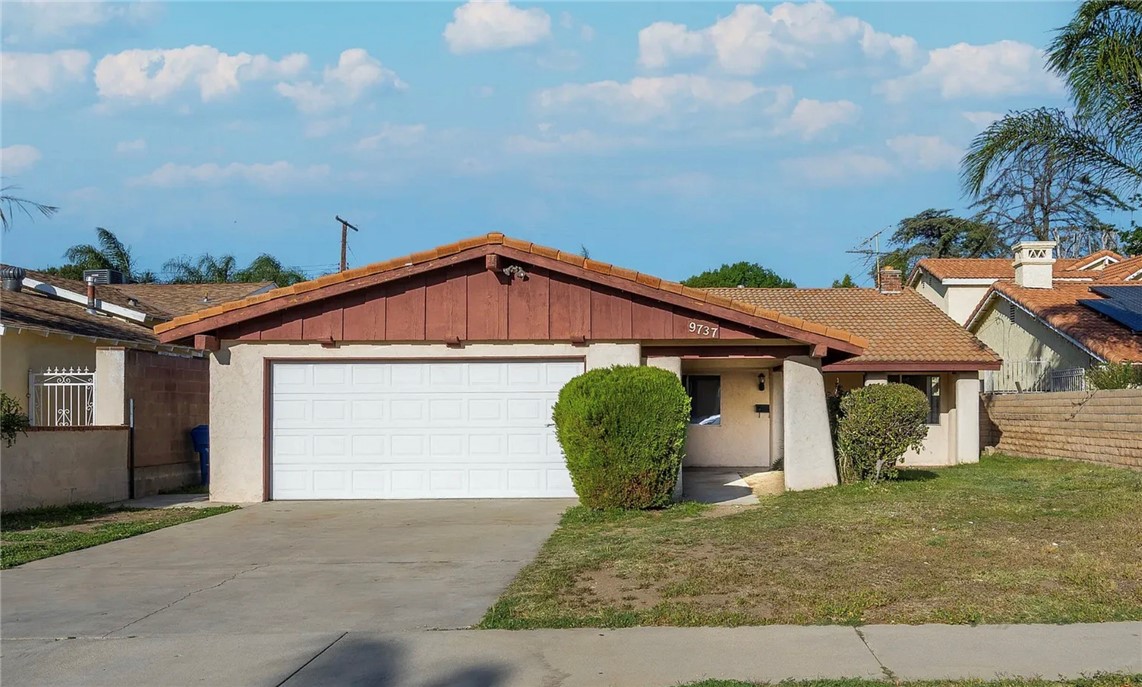 Detail Gallery Image 1 of 19 For 9737 Saloma Ave, North Hills,  CA 91343 - 3 Beds | 2 Baths