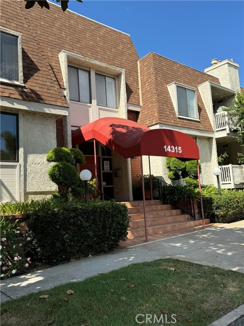 Detail Gallery Image 1 of 21 For 14315 Riverside Dr #209,  Sherman Oaks,  CA 91423 - 2 Beds | 2 Baths