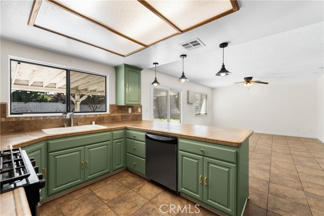 43101 Victorville Place, Lancaster CA: https://media.crmls.org/medias/94724805-cdc7-4df8-bb3f-8a3697e8bdf2.jpg