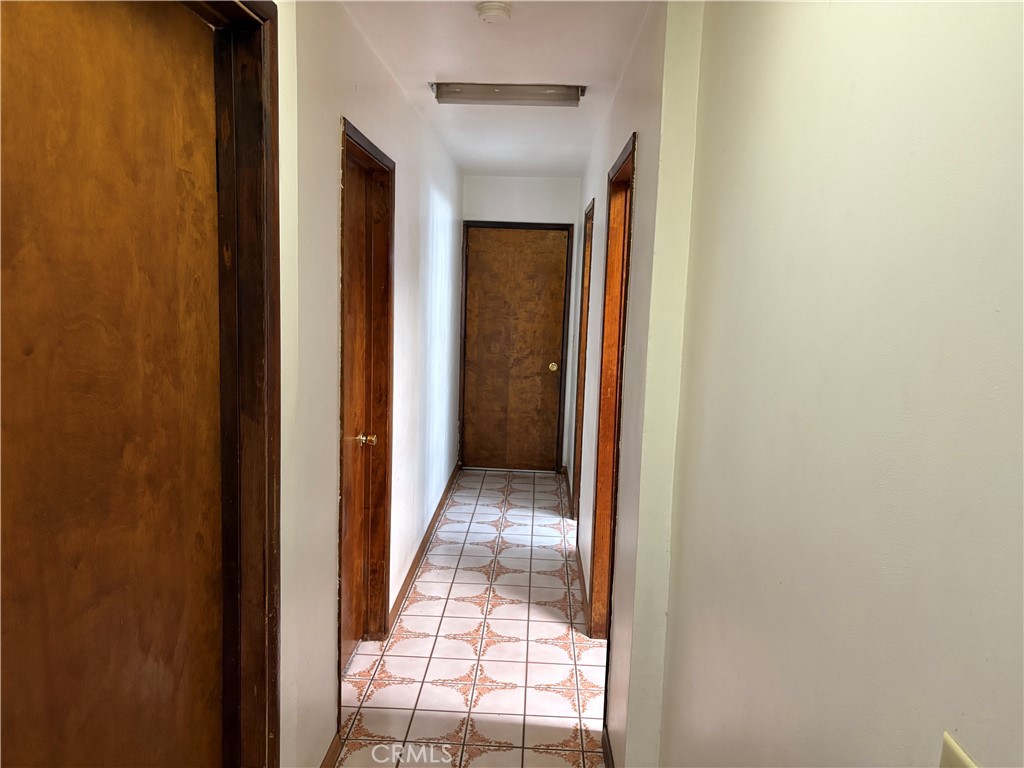 https://media.crmls.org/medias/9475e71c-21f9-4a39-89c9-4f90590635a7.jpg?preset=X-Large