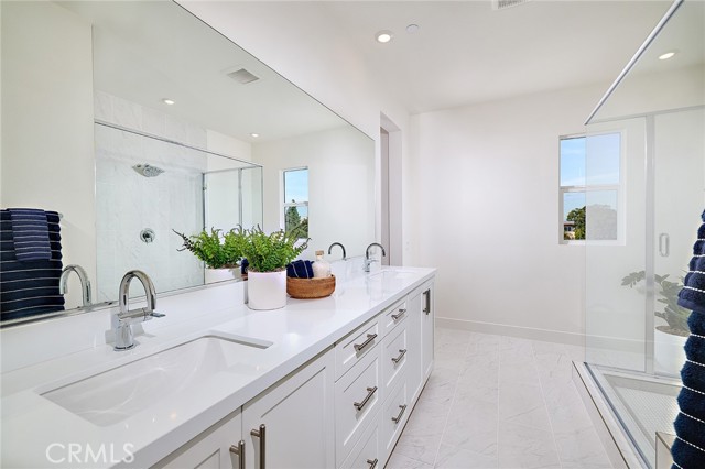 Detail Gallery Image 11 of 33 For 7251 Aura Cir, Huntington Beach,  CA 92647 - 4 Beds | 3/1 Baths