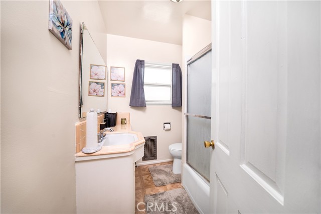 5870 Lemon Avenue, Long Beach CA: https://media.crmls.org/medias/947cbf60-0e7c-4551-9ac4-b8b9ab3fa65e.jpg