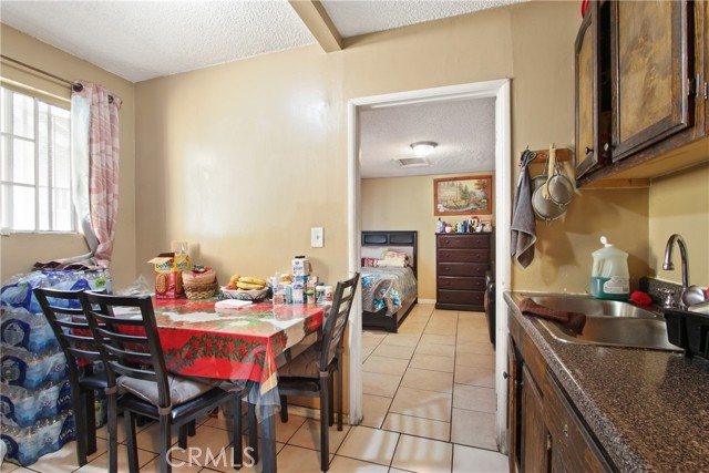 916 W 53rd ST Street, Los Angeles CA: https://media.crmls.org/medias/947e1ce9-25f9-4322-8adc-eb67616b0889.jpg