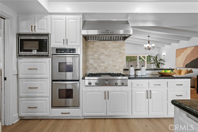 Detail Gallery Image 9 of 35 For 23000 Brenford Street, Woodland Hills,  CA 91364 - 4 Beds | 4 Baths