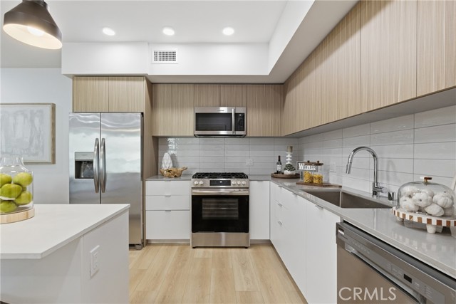 Detail Gallery Image 4 of 12 For 12078 Guerin St #201,  Studio City,  CA 91604 - 2 Beds | 2 Baths