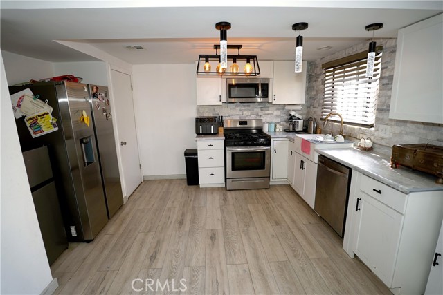 Detail Gallery Image 9 of 46 For 18954 Sherman Way #3,  Reseda,  CA 91335 - 2 Beds | 3 Baths