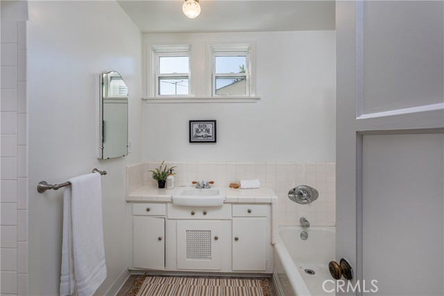 620 S Bel Aire Drive, Burbank CA: https://media.crmls.org/medias/9481edc4-e90c-4c90-8413-2274b094c444.jpg