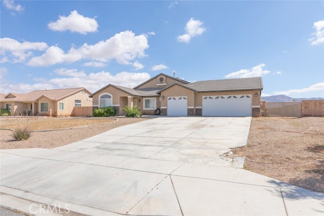 Detail Gallery Image 4 of 35 For 14193 Fresian, Apple Valley,  CA 92307 - 4 Beds | 3 Baths