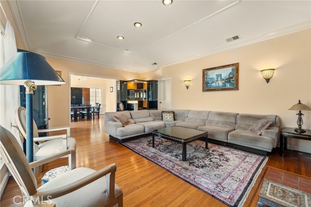 233 S Swall Drive, Beverly Hills CA: https://media.crmls.org/medias/94894044-1c36-4e8c-b55d-ec94ea938472.jpg