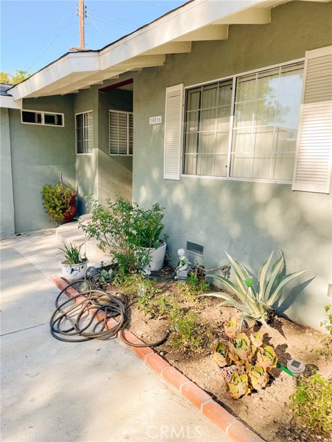 10016 Sophia Avenue, North Hills CA: https://media.crmls.org/medias/948a56c1-43be-4e09-bc0a-c6d387f59578.jpg