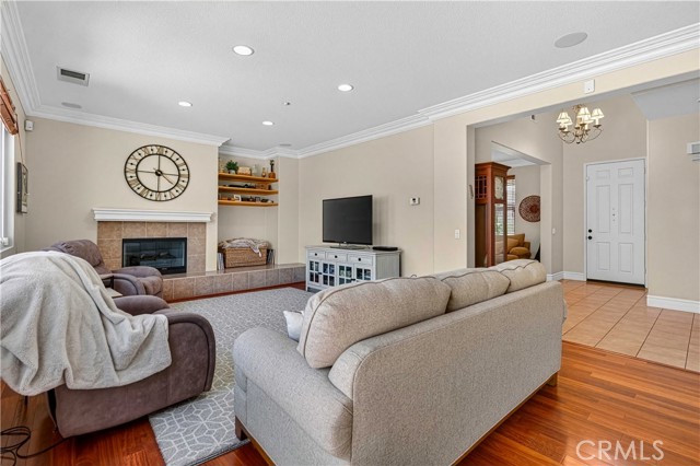 Detail Gallery Image 4 of 29 For 21803 Delany Ln, Canoga Park,  CA 91304 - 3 Beds | 3 Baths