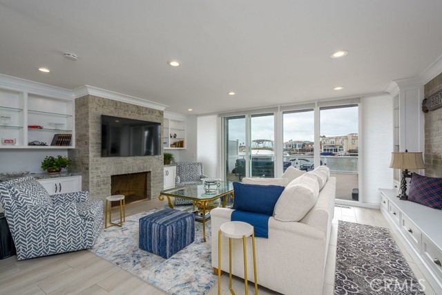 4073 Aladdin Drive, Huntington Beach CA: https://media.crmls.org/medias/948c003a-a374-41f7-bf49-c3ddb7e60076.jpg