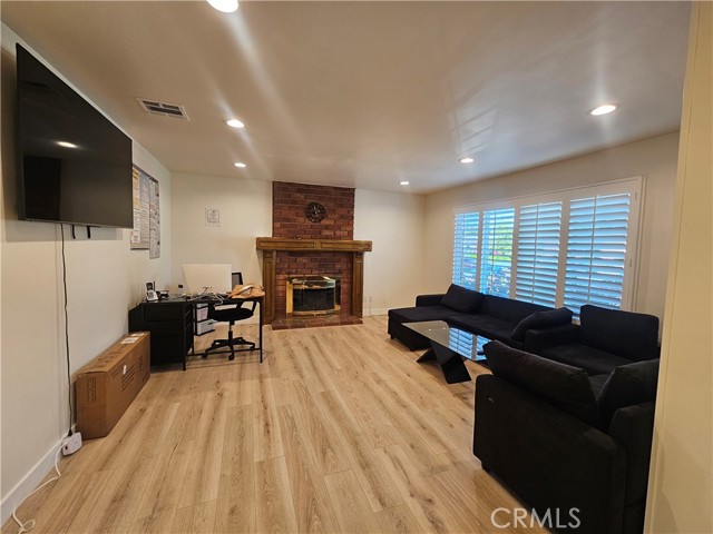 Detail Gallery Image 3 of 10 For 20152 Acre, Winnetka,  CA 91306 - 4 Beds | 2 Baths