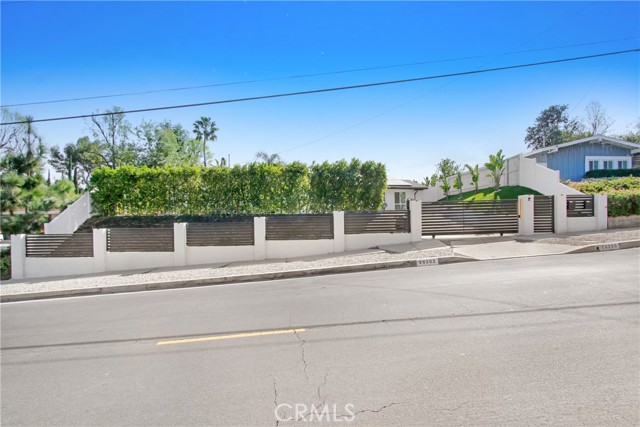 20200 Clark Street, Woodland Hills CA: https://media.crmls.org/medias/9499b205-c40f-48eb-bdf5-9e4ea10dc940.jpg