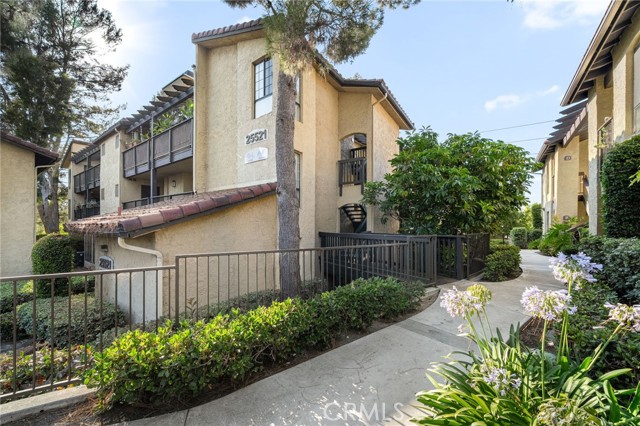 25521 Indian Hill Ln, Laguna Hills CA: https://media.crmls.org/medias/949b16e1-0ef5-4346-acf8-bfc8c7f083d7.jpg